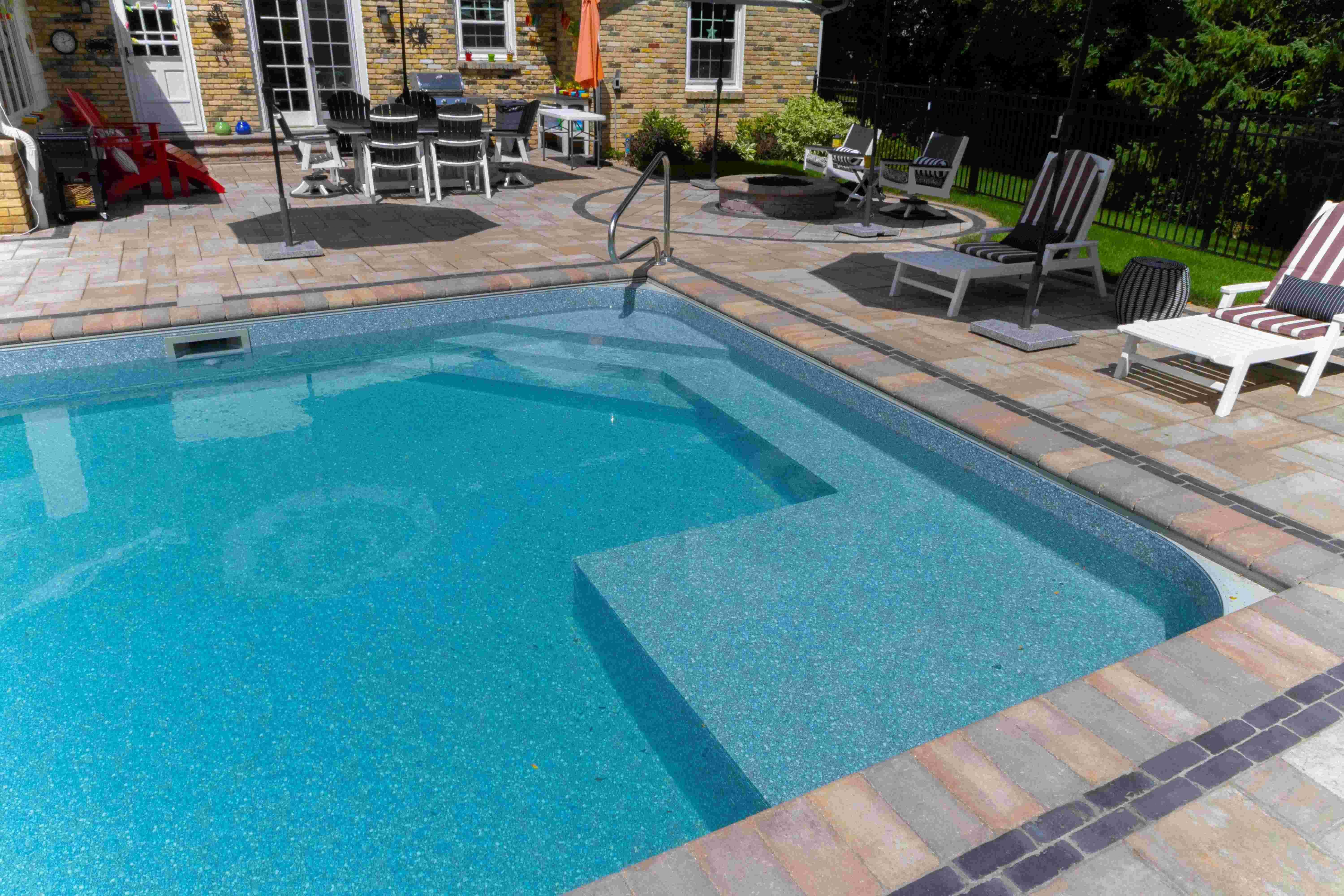 Corner Step with Bench and Tanning Ledge